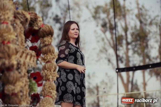 Zdjęcie w galerii na portalu naszraciborz.pl: Dożynki 2015 - W Owsiszczach z wielką pompą. Obszerna fotorelacja - korowód i występy wiadomości z regionu
