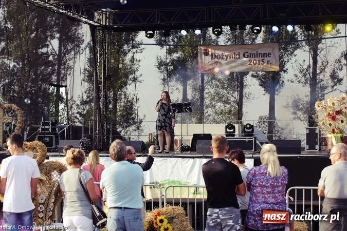 Zdjęcie w galerii na portalu naszraciborz.pl: Dożynki 2015 - W Owsiszczach z wielką pompą. Obszerna fotorelacja - korowód i występy wiadomości z regionu
