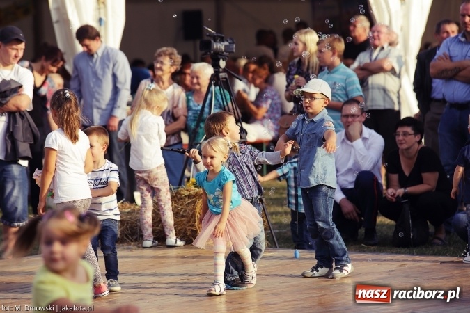Zdjęcie w galerii na portalu naszraciborz.pl: Dożynki 2015 - W Owsiszczach z wielką pompą. Obszerna fotorelacja - korowód i występy wiadomości z regionu