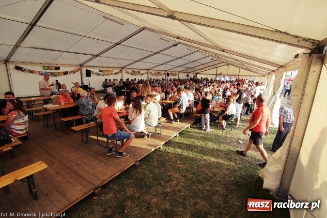 Zdjęcie w galerii na portalu naszraciborz.pl: Dożynki 2015 - W Owsiszczach z wielką pompą. Obszerna fotorelacja - korowód i występy wiadomości z regionu