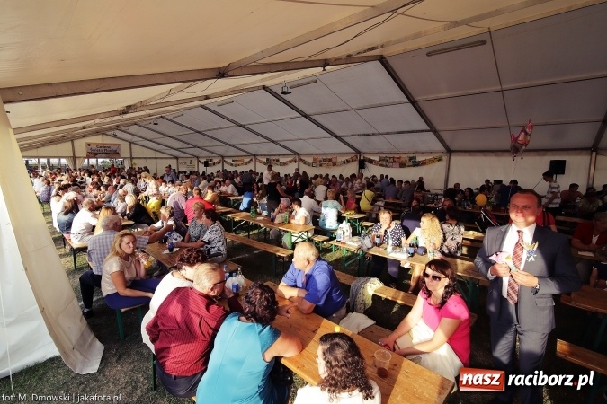 Zdjęcie w galerii na portalu naszraciborz.pl: Dożynki 2015 - W Owsiszczach z wielką pompą. Obszerna fotorelacja - korowód i występy wiadomości z regionu