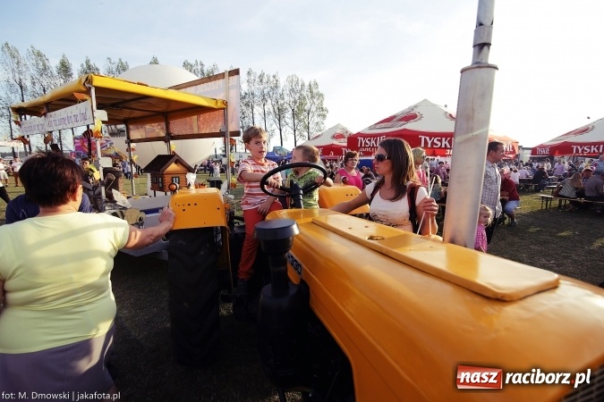 Zdjęcie w galerii na portalu naszraciborz.pl: Dożynki 2015 - W Owsiszczach z wielką pompą. Obszerna fotorelacja - korowód i występy wiadomości z regionu