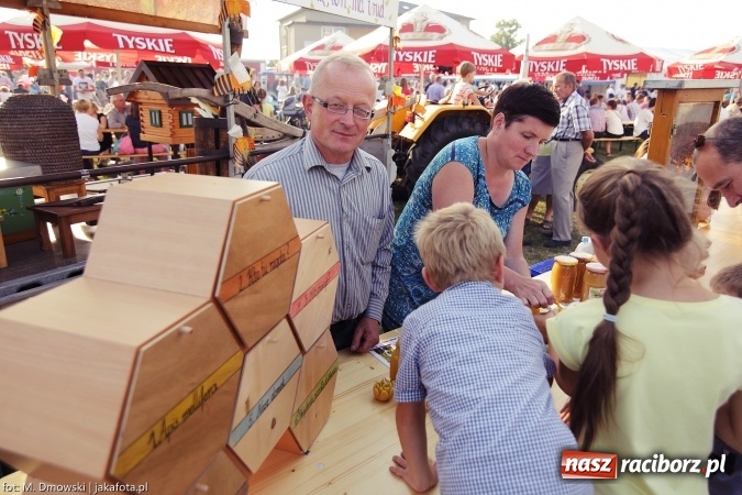 Zdjęcie w galerii na portalu naszraciborz.pl: Dożynki 2015 - W Owsiszczach z wielką pompą. Obszerna fotorelacja - korowód i występy wiadomości z regionu
