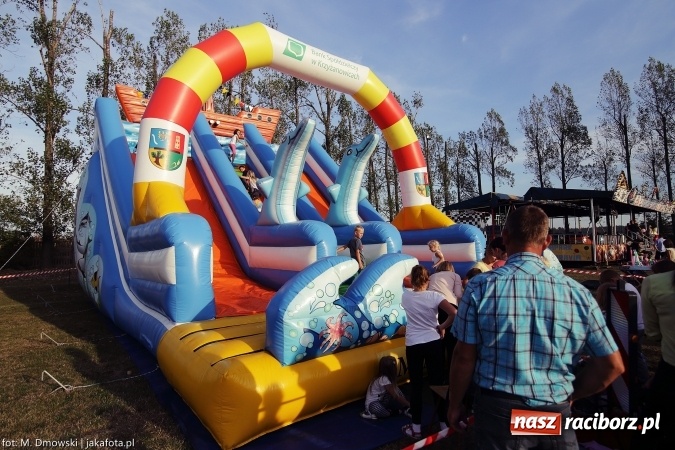 Zdjęcie w galerii na portalu naszraciborz.pl: Dożynki 2015 - W Owsiszczach z wielką pompą. Obszerna fotorelacja - korowód i występy wiadomości z regionu