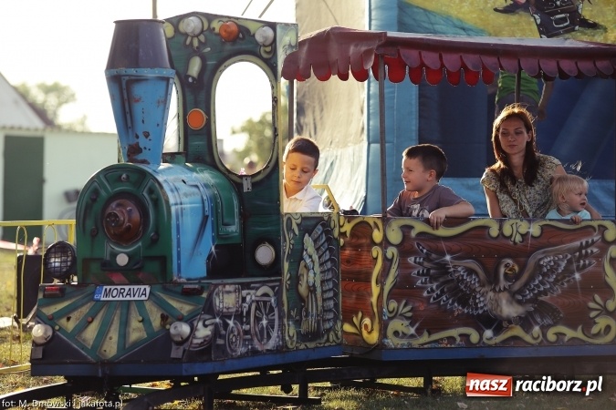 Zdjęcie w galerii na portalu naszraciborz.pl: Dożynki 2015 - W Owsiszczach z wielką pompą. Obszerna fotorelacja - korowód i występy wiadomości z regionu
