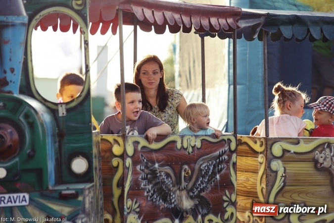 Zdjęcie w galerii na portalu naszraciborz.pl: Dożynki 2015 - W Owsiszczach z wielką pompą. Obszerna fotorelacja - korowód i występy wiadomości z regionu