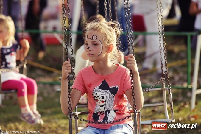 Zdjęcie w galerii na portalu naszraciborz.pl: Dożynki 2015 - W Owsiszczach z wielką pompą. Obszerna fotorelacja - korowód i występy wiadomości z regionu