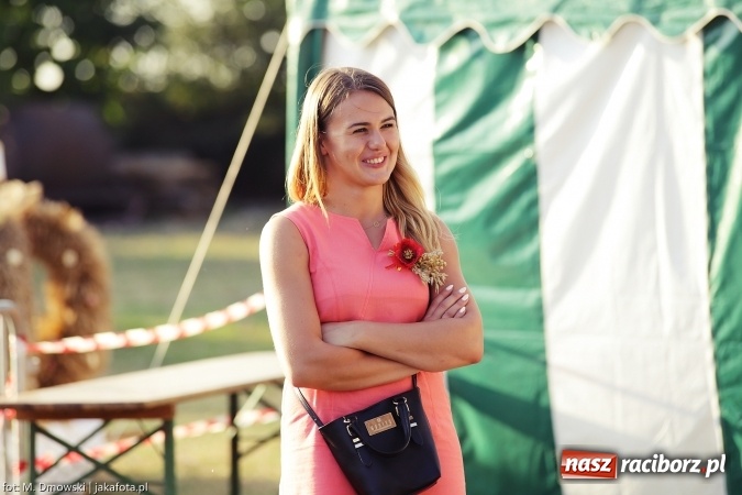 Zdjęcie w galerii na portalu naszraciborz.pl: Dożynki 2015 - W Owsiszczach z wielką pompą. Obszerna fotorelacja - korowód i występy wiadomości z regionu