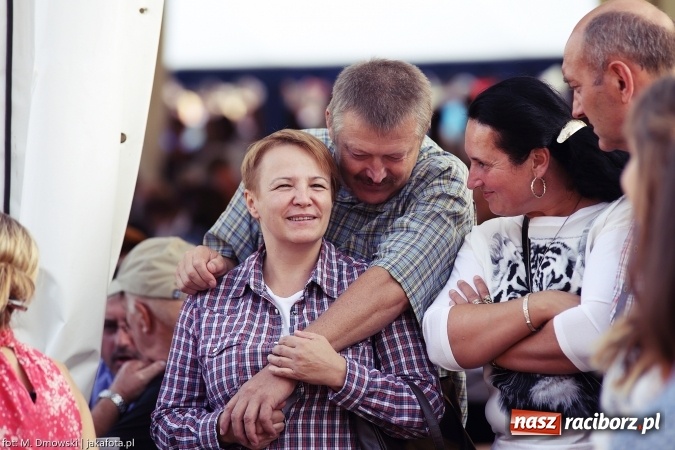 Zdjęcie w galerii na portalu naszraciborz.pl: Dożynki 2015 - W Owsiszczach z wielką pompą. Obszerna fotorelacja - korowód i występy wiadomości z regionu