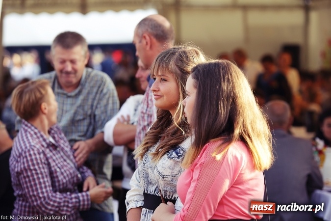 Zdjęcie w galerii na portalu naszraciborz.pl: Dożynki 2015 - W Owsiszczach z wielką pompą. Obszerna fotorelacja - korowód i występy wiadomości z regionu