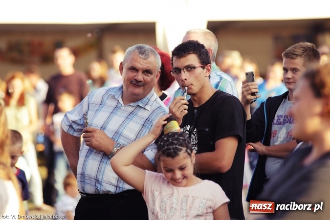 Zdjęcie w galerii na portalu naszraciborz.pl: Dożynki 2015 - W Owsiszczach z wielką pompą. Obszerna fotorelacja - korowód i występy wiadomości z regionu