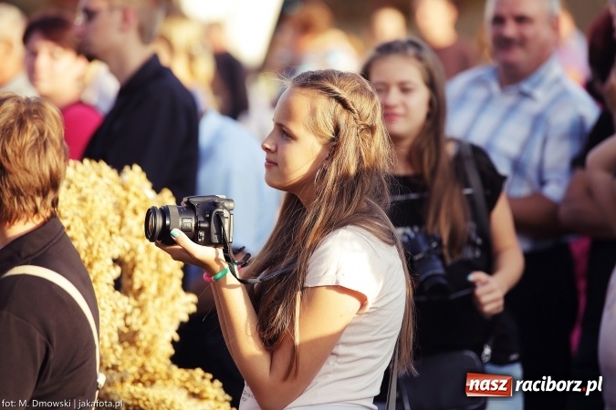 Zdjęcie w galerii na portalu naszraciborz.pl: Dożynki 2015 - W Owsiszczach z wielką pompą. Obszerna fotorelacja - korowód i występy wiadomości z regionu