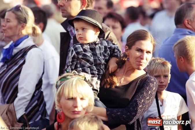 Zdjęcie w galerii na portalu naszraciborz.pl: Dożynki 2015 - W Owsiszczach z wielką pompą. Obszerna fotorelacja - korowód i występy wiadomości z regionu