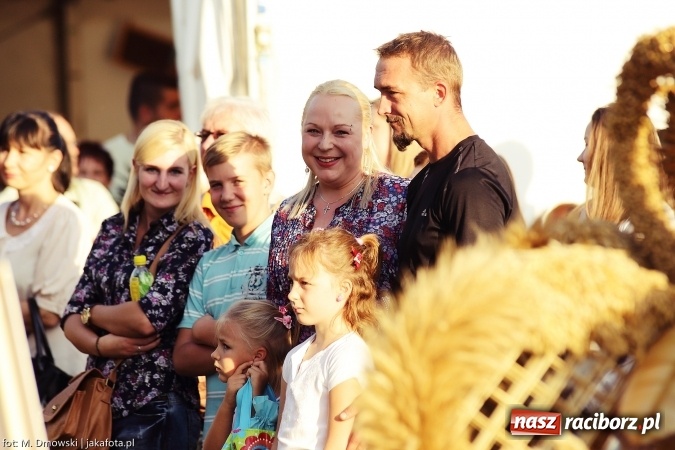 Zdjęcie w galerii na portalu naszraciborz.pl: Dożynki 2015 - W Owsiszczach z wielką pompą. Obszerna fotorelacja - korowód i występy wiadomości z regionu