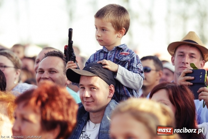 Zdjęcie w galerii na portalu naszraciborz.pl: Dożynki 2015 - W Owsiszczach z wielką pompą. Obszerna fotorelacja - korowód i występy wiadomości z regionu