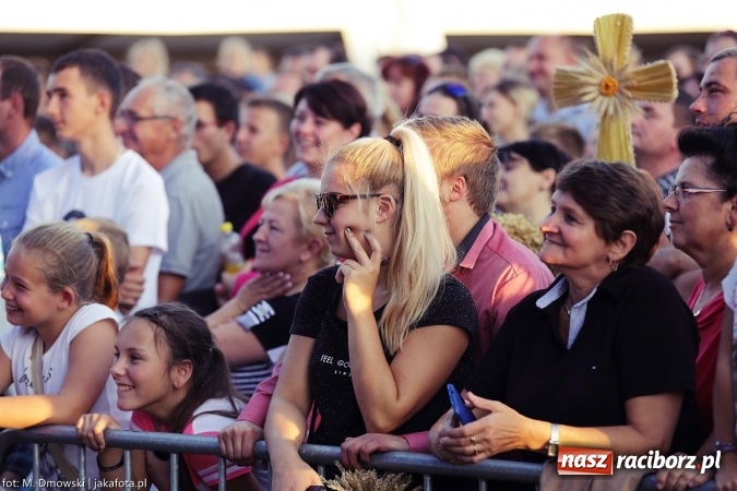 Zdjęcie w galerii na portalu naszraciborz.pl: Dożynki 2015 - W Owsiszczach z wielką pompą. Obszerna fotorelacja - korowód i występy wiadomości z regionu