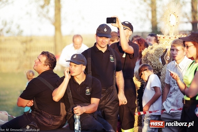 Zdjęcie w galerii na portalu naszraciborz.pl: Dożynki 2015 - W Owsiszczach z wielką pompą. Obszerna fotorelacja - korowód i występy wiadomości z regionu