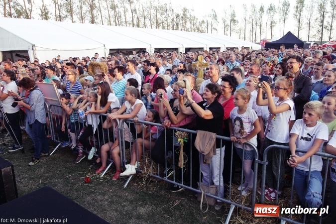 Zdjęcie w galerii na portalu naszraciborz.pl: Dożynki 2015 - W Owsiszczach z wielką pompą. Obszerna fotorelacja - korowód i występy wiadomości z regionu