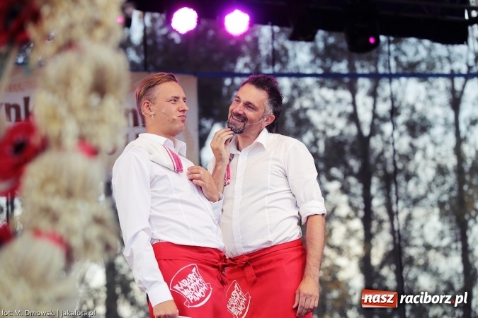 Zdjęcie w galerii na portalu naszraciborz.pl: Dożynki 2015 - W Owsiszczach z wielką pompą. Obszerna fotorelacja - korowód i występy wiadomości z regionu