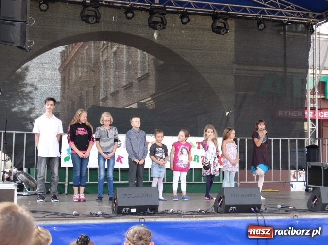 Zdjęcie w galerii na portalu naszraciborz.pl: Młodzieżowy Dom Kultury pożegnał lato na raciborskim rynku wiadomości z regionu