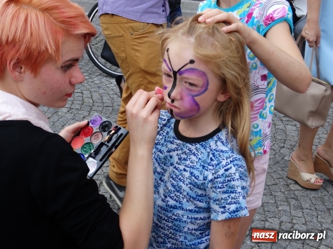 Zdjęcie w galerii na portalu naszraciborz.pl: Młodzieżowy Dom Kultury pożegnał lato na raciborskim rynku wiadomości z regionu