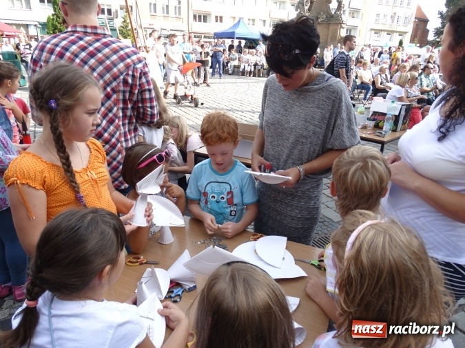 Zdjęcie w galerii na portalu naszraciborz.pl: Młodzieżowy Dom Kultury pożegnał lato na raciborskim rynku wiadomości z regionu