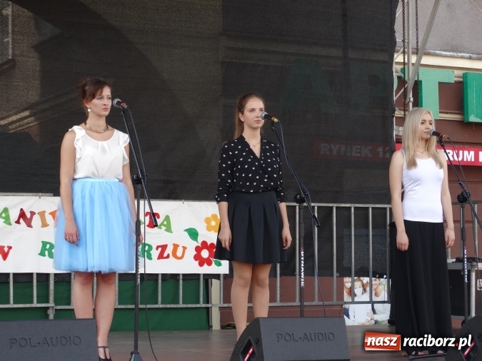 Zdjęcie w galerii na portalu naszraciborz.pl: Młodzieżowy Dom Kultury pożegnał lato na raciborskim rynku wiadomości z regionu