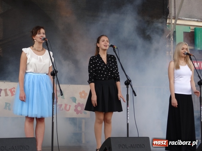 Zdjęcie w galerii na portalu naszraciborz.pl: Młodzieżowy Dom Kultury pożegnał lato na raciborskim rynku wiadomości z regionu