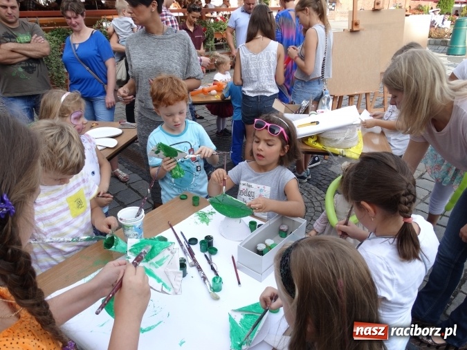 Zdjęcie w galerii na portalu naszraciborz.pl: Młodzieżowy Dom Kultury pożegnał lato na raciborskim rynku wiadomości z regionu