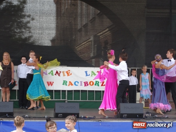 Zdjęcie w galerii na portalu naszraciborz.pl: Młodzieżowy Dom Kultury pożegnał lato na raciborskim rynku wiadomości z regionu