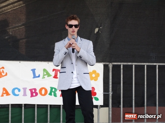 Zdjęcie w galerii na portalu naszraciborz.pl: Młodzieżowy Dom Kultury pożegnał lato na raciborskim rynku wiadomości z regionu