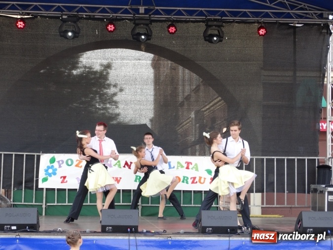 Zdjęcie w galerii na portalu naszraciborz.pl: Młodzieżowy Dom Kultury pożegnał lato na raciborskim rynku wiadomości z regionu