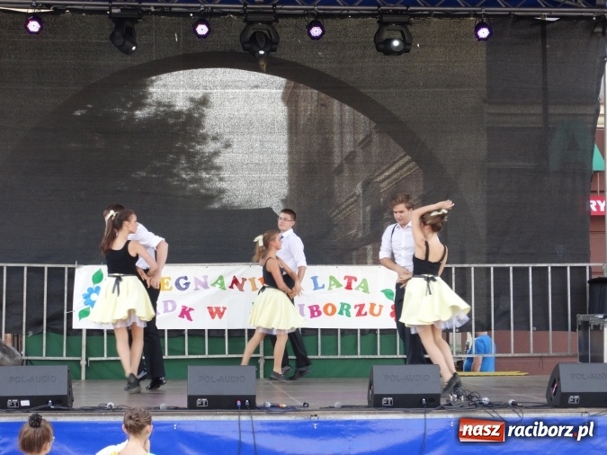 Zdjęcie w galerii na portalu naszraciborz.pl: Młodzieżowy Dom Kultury pożegnał lato na raciborskim rynku wiadomości z regionu