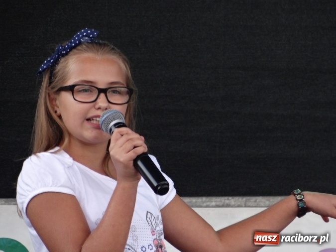 Zdjęcie w galerii na portalu naszraciborz.pl: Młodzieżowy Dom Kultury pożegnał lato na raciborskim rynku wiadomości z regionu