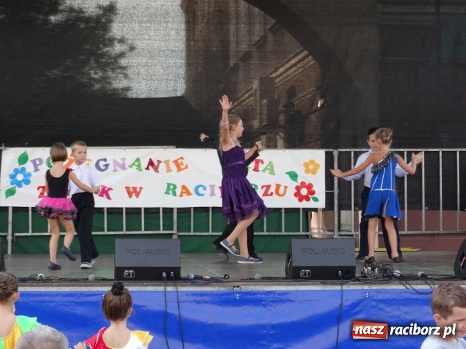 Zdjęcie w galerii na portalu naszraciborz.pl: Młodzieżowy Dom Kultury pożegnał lato na raciborskim rynku wiadomości z regionu
