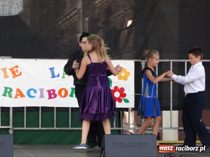 Zdjęcie w galerii na portalu naszraciborz.pl: Młodzieżowy Dom Kultury pożegnał lato na raciborskim rynku wiadomości z regionu