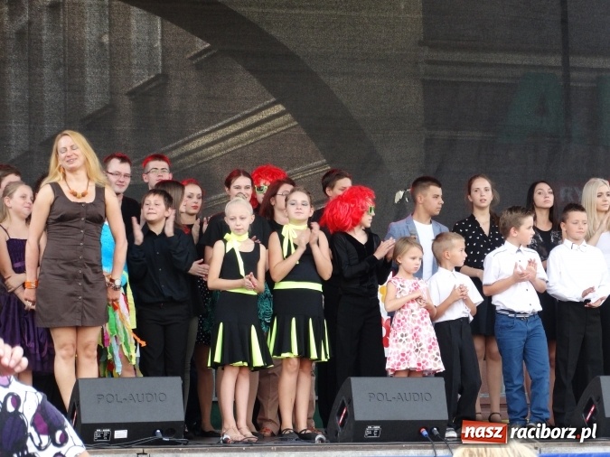 Zdjęcie w galerii na portalu naszraciborz.pl: Młodzieżowy Dom Kultury pożegnał lato na raciborskim rynku wiadomości z regionu