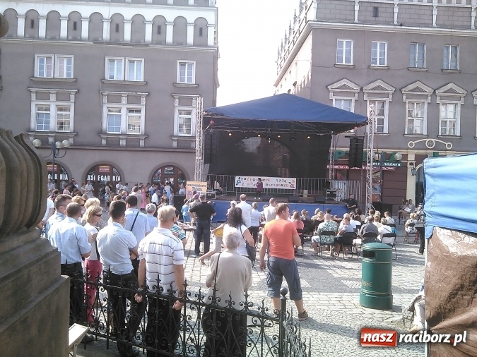 Zdjęcie w galerii na portalu naszraciborz.pl: Młodzieżowy Dom Kultury pożegnał lato na raciborskim rynku wiadomości z regionu