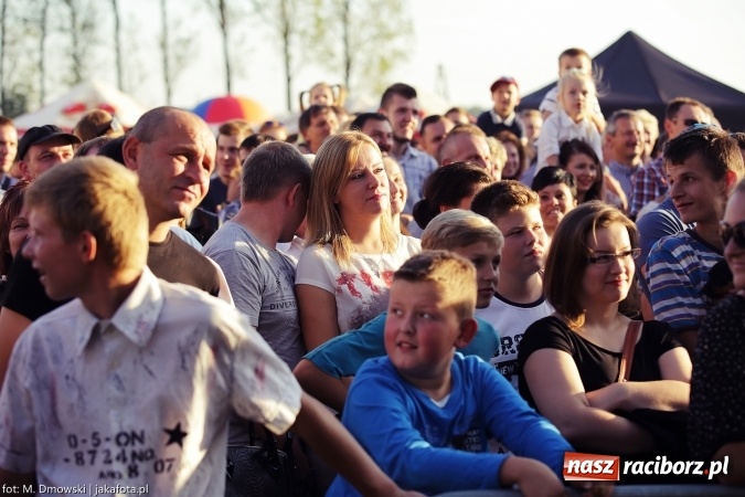 Zdjęcie w galerii na portalu naszraciborz.pl: Dożynki w Owsiszczach. Kabaret Młodych Panów zawsze w formie wiadomości z regionu