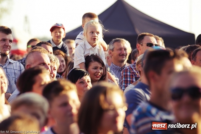 Zdjęcie w galerii na portalu naszraciborz.pl: Dożynki w Owsiszczach. Kabaret Młodych Panów zawsze w formie wiadomości z regionu