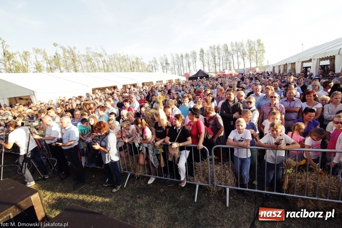 Zdjęcie w galerii na portalu naszraciborz.pl: Dożynki w Owsiszczach. Kabaret Młodych Panów zawsze w formie wiadomości z regionu