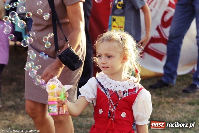 Zdjęcie w galerii na portalu naszraciborz.pl: Dożynki w Owsiszczach. Kabaret Młodych Panów zawsze w formie wiadomości z regionu