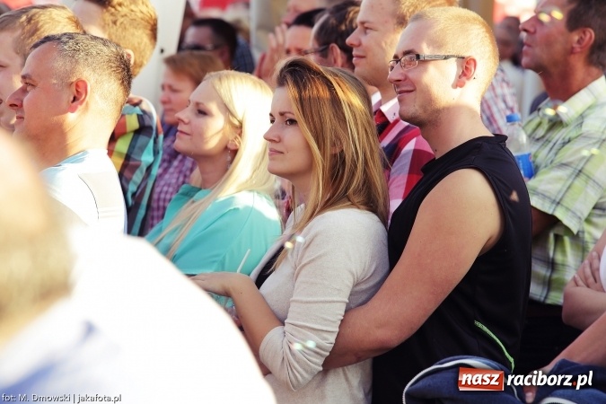 Zdjęcie w galerii na portalu naszraciborz.pl: Dożynki w Owsiszczach. Kabaret Młodych Panów zawsze w formie wiadomości z regionu