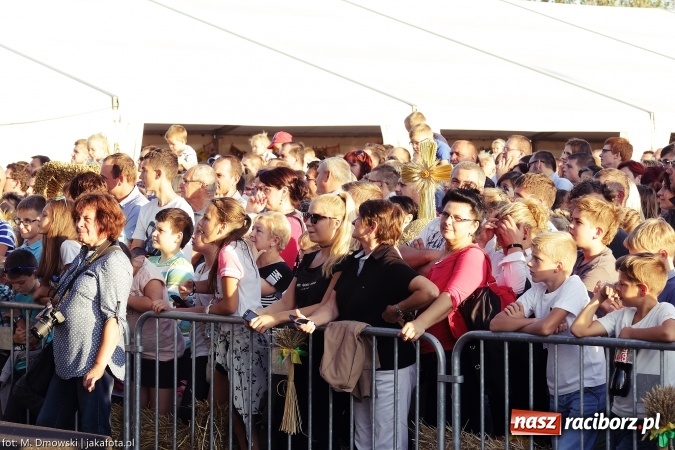 Zdjęcie w galerii na portalu naszraciborz.pl: Dożynki w Owsiszczach. Kabaret Młodych Panów zawsze w formie wiadomości z regionu