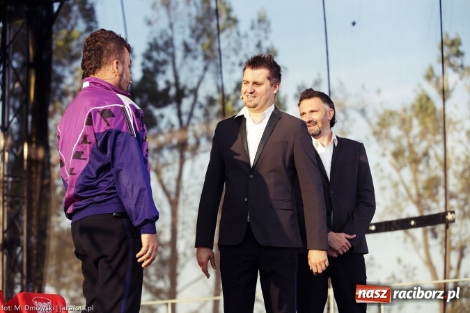 Zdjęcie w galerii na portalu naszraciborz.pl: Dożynki w Owsiszczach. Kabaret Młodych Panów zawsze w formie wiadomości z regionu