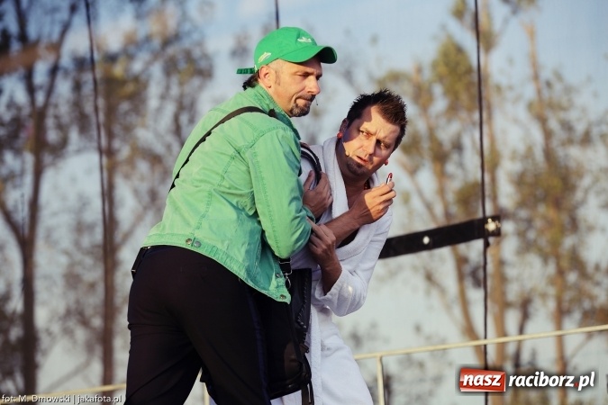 Zdjęcie w galerii na portalu naszraciborz.pl: Dożynki w Owsiszczach. Kabaret Młodych Panów zawsze w formie wiadomości z regionu