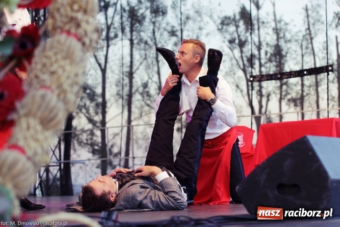 Zdjęcie w galerii na portalu naszraciborz.pl: Dożynki w Owsiszczach. Kabaret Młodych Panów zawsze w formie wiadomości z regionu