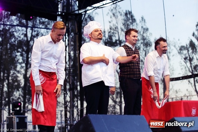 Zdjęcie w galerii na portalu naszraciborz.pl: Dożynki w Owsiszczach. Kabaret Młodych Panów zawsze w formie wiadomości z regionu