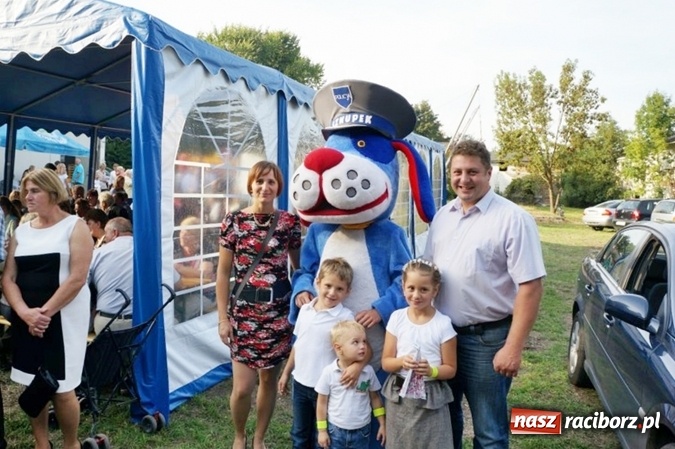 Zdjęcie w galerii na portalu naszraciborz.pl: Policjanci i Sznupek z wizytą w Łubowicach  wiadomości z regionu