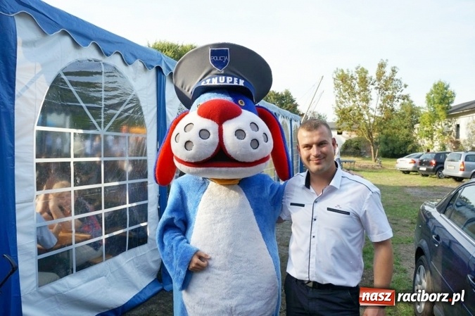 Zdjęcie w galerii na portalu naszraciborz.pl: Policjanci i Sznupek z wizytą w Łubowicach  wiadomości z regionu